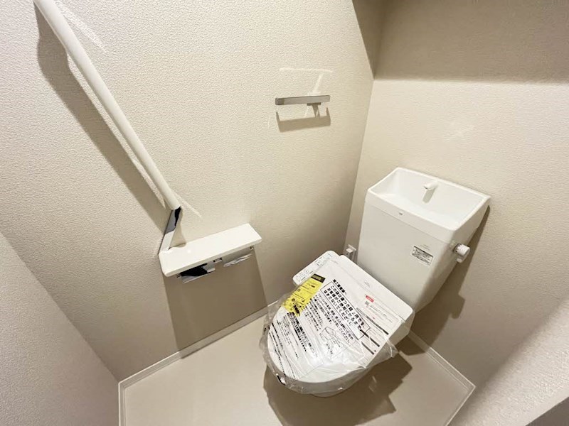 トイレ　手すり付き！温水洗浄暖房便座トイレです