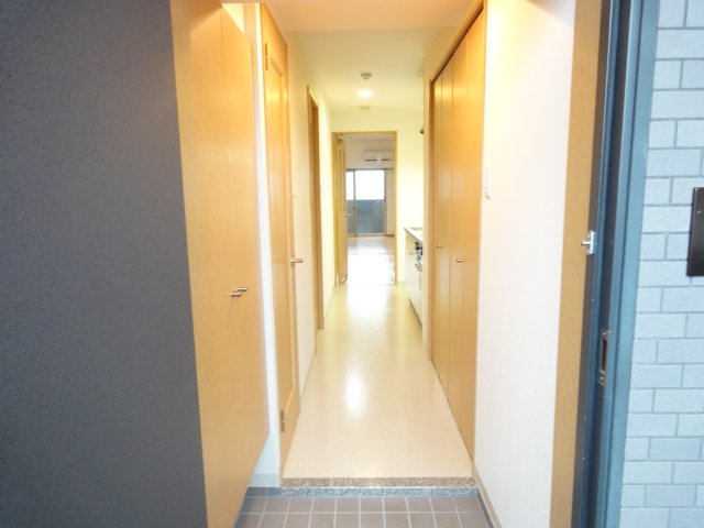 玄関　同物件別号室のものです。