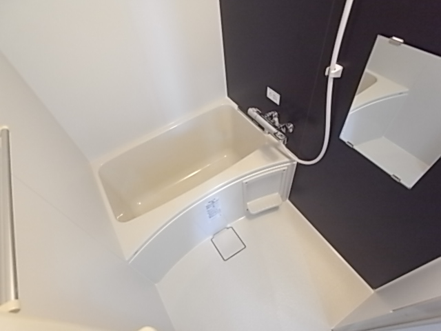 バス・シャワールーム　コンパクトで使いやすいお風呂です
