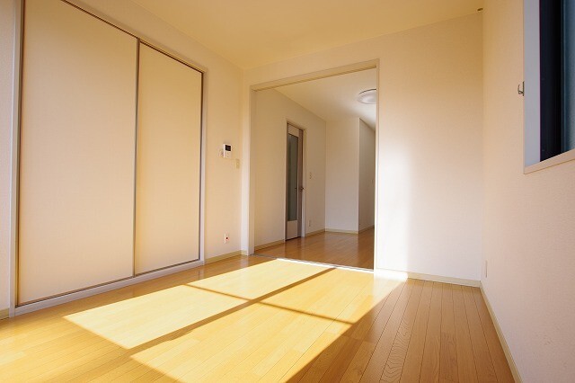 居室・リビング　類似室内。クロス・床・建具等の色が異なる場合がございます。