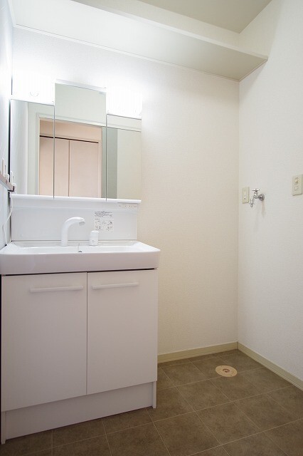 洗面設備　類似室内。クロス・床・建具等の色が異なる場合がございます。