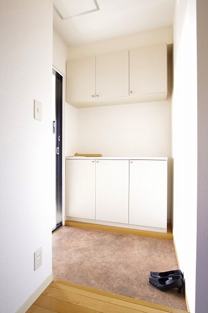 玄関　類似室内。クロス・床・建具等の色が異なる場合がございます。