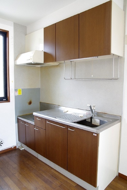 キッチン　類似室内。クロス・床・建具等の色が異なる場合がございます。