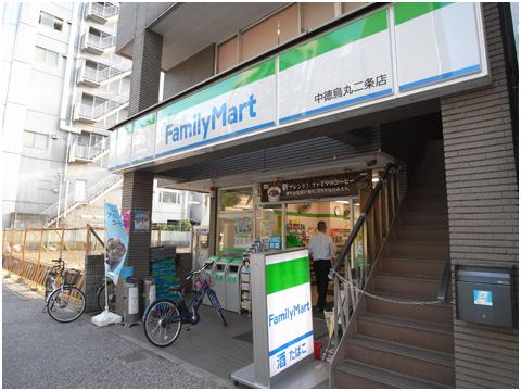 コンビニ　ファミリーマート 中徳烏丸二条店（コンビニ）まで216m