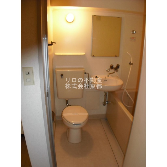 トイレ　白基調で清潔感のあるトイレです♪