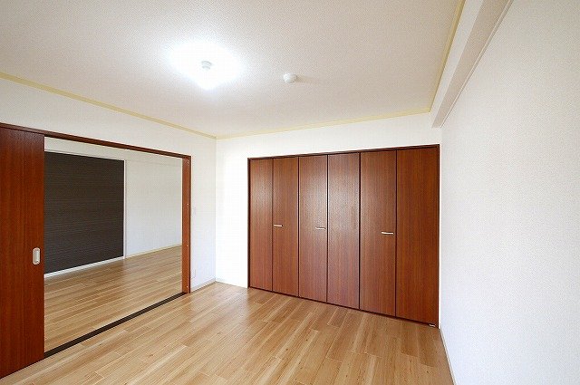 その他部屋・スペース　開放的な寝室です