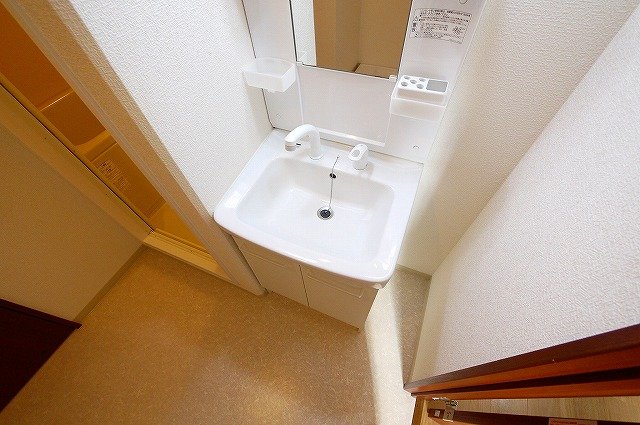 洗面設備　明るい洗面所です