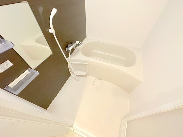 バス・シャワールーム　広めのお風呂は一日の疲れを癒してくれます。