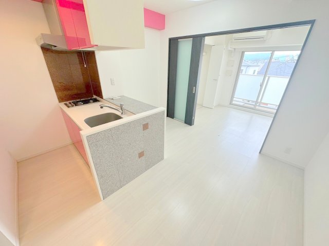 居室・リビング　明るく広々としたリビングです。