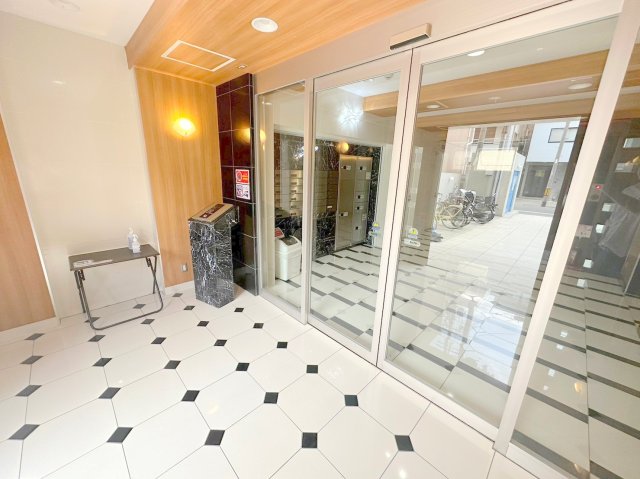 エントランス　オシャレなエントランスは安心のオートロック付きです。