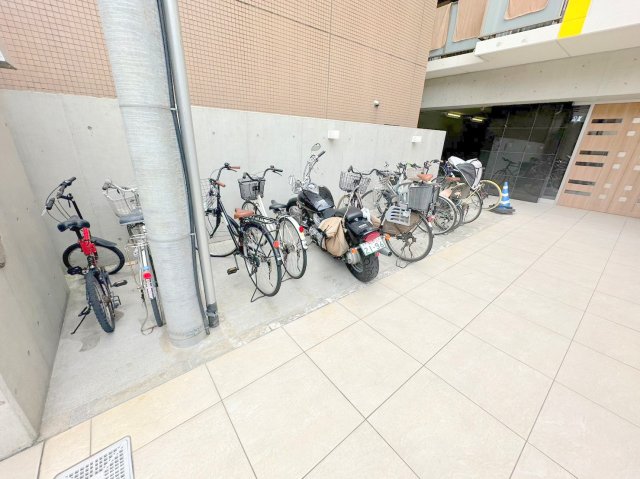 駐車場　敷地内には入居者専用の駐輪スペースもあります。