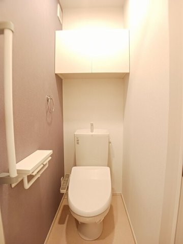 トイレ　落ち着いた色調のトイレです