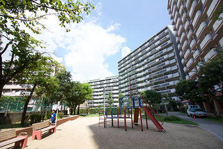 公園　敷地内プレイロット（公園）まで50m