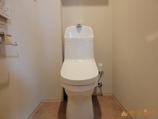 トイレ　お部屋の階数によって床、設備、建具の色が異なります