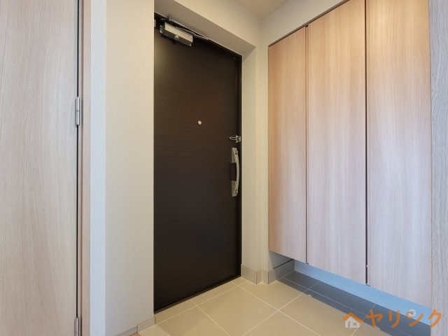玄関　お部屋の階数によって床、設備、建具の色が異なります