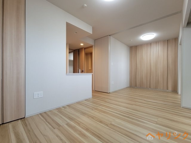 居室・リビング　お部屋の階数によって床、設備、建具の色が異なります