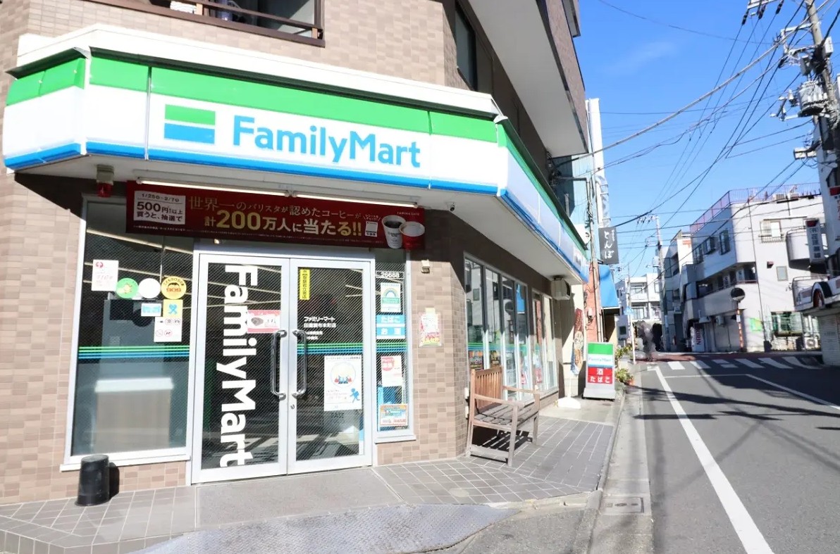 コンビニ　ファミリーマート田園調布本町店（コンビニ）まで307m