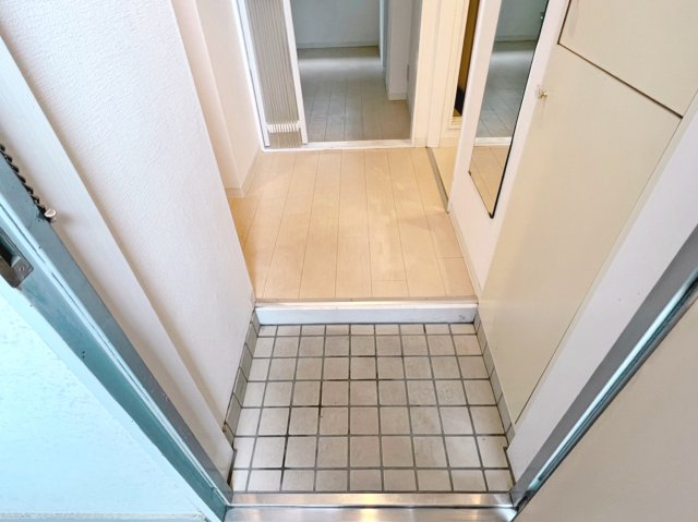 玄関　※このお写真は同物件の別のお部屋のお写真です。現状優先