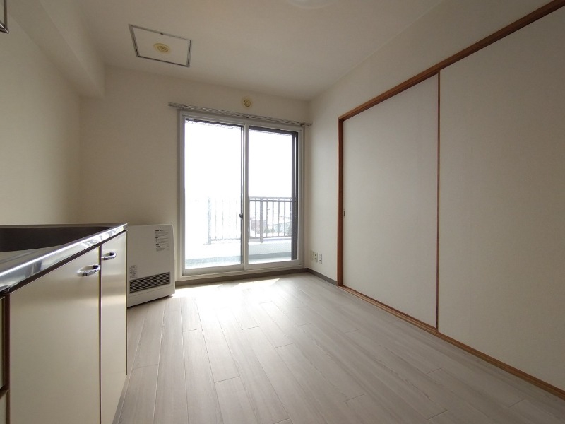 居室・リビング　日当たりが良くて心地よく過ごせそうなお部屋です。