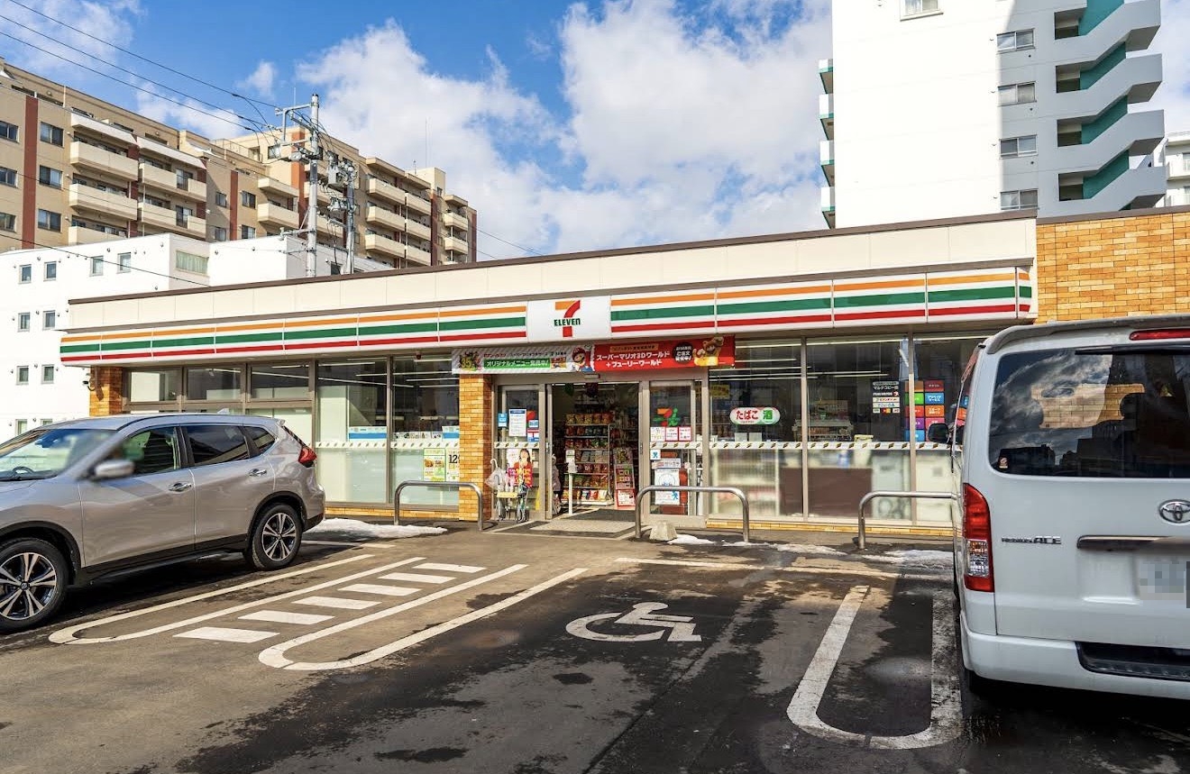 コンビニ　セブンイレブン札幌北2条東8丁目店（コンビニ）まで293m