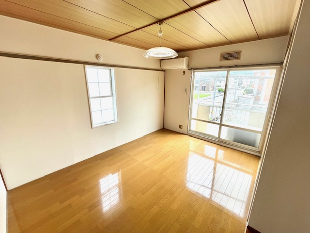 居室・リビング　明るい室内