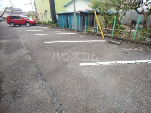 【富士市蓼原のアパートの駐車場】