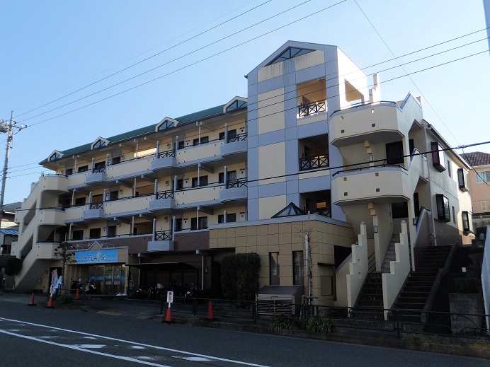 ラックスハイム鶴川の建物外観