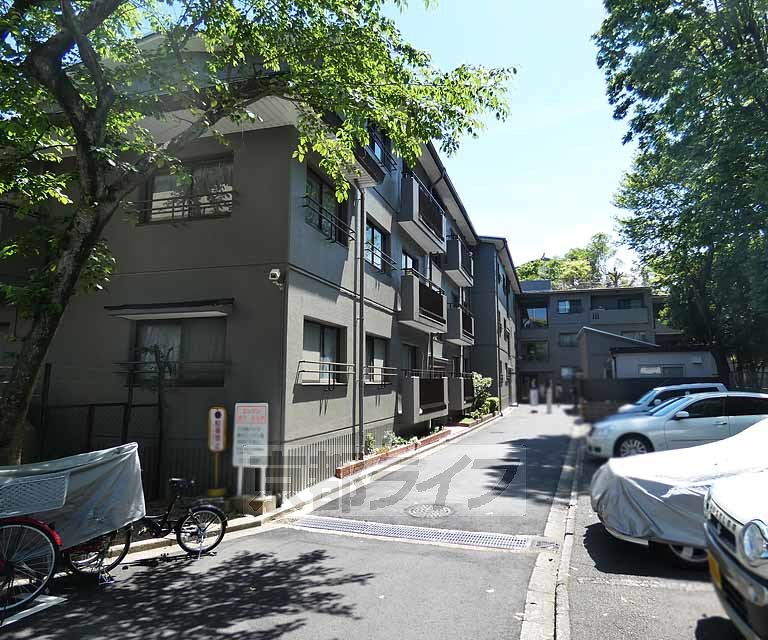 京都市東山区今熊野阿弥陀ケ峯町のマンションの建物外観