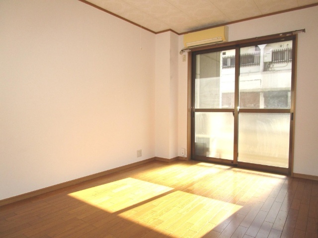 居室・リビング　退去前につき同タイプ別のお部屋の写真です。