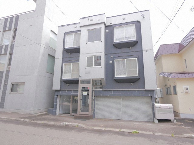 札幌市東区北三十三条東のアパートの建物外観