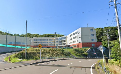 中学校　室蘭市立室蘭西中学校（中学校）まで822m