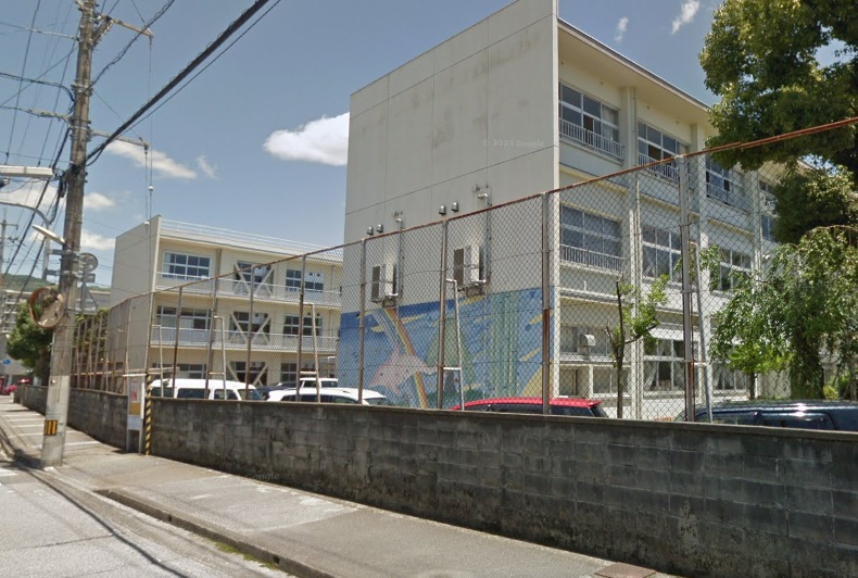 中学校　高知市立愛宕中学校（中学校）まで1040m