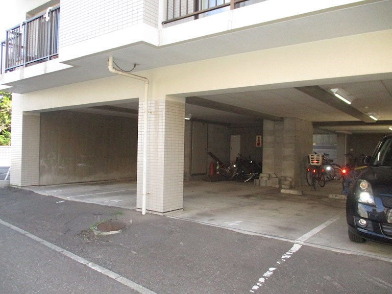 【札幌市東区本町二条のマンションの駐車場】