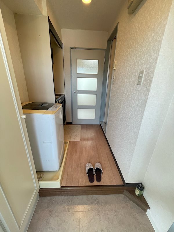 玄関　モデルルームにつき、入居時家具撤去