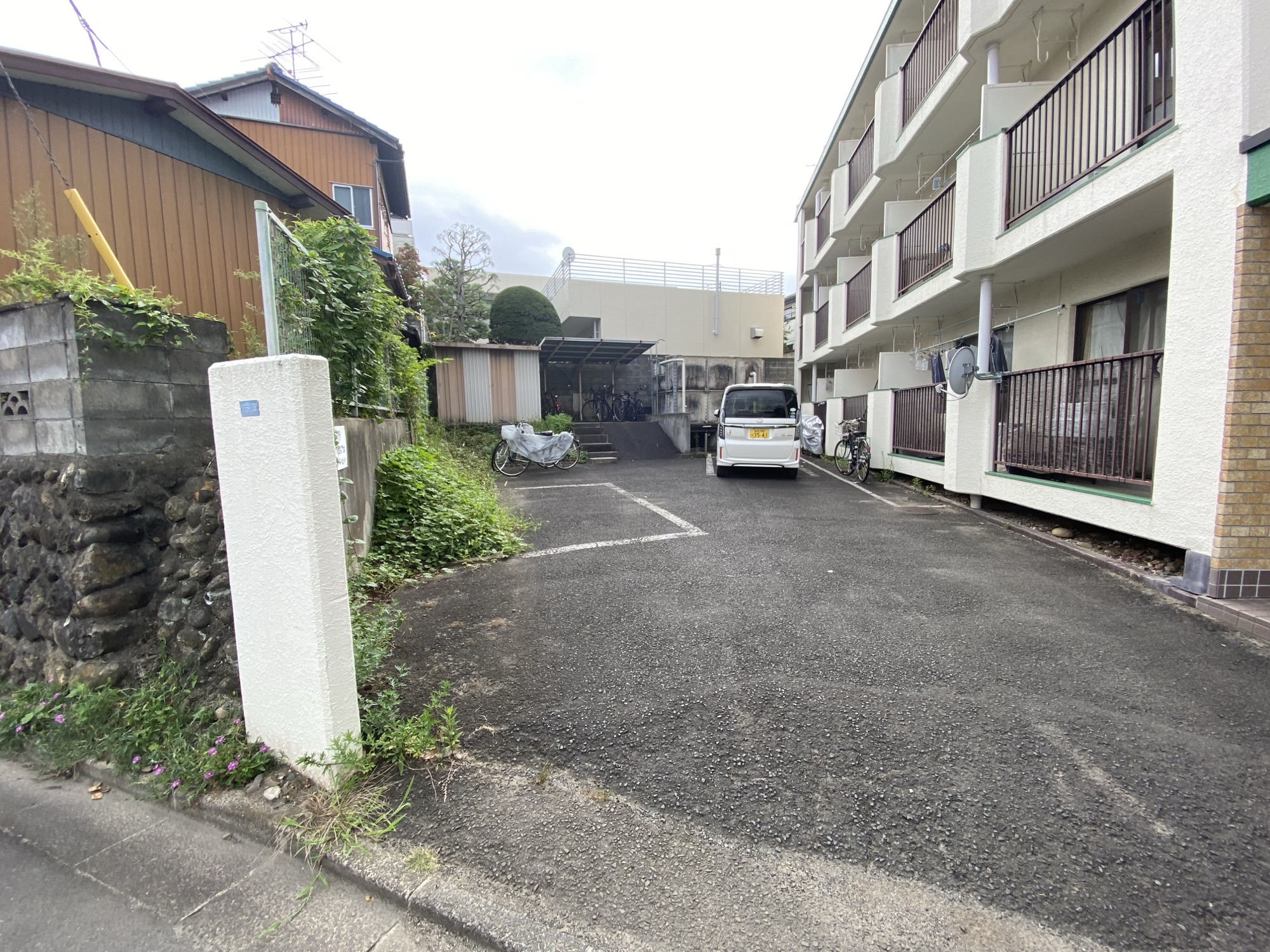 【コーポ岩谷の駐車場】