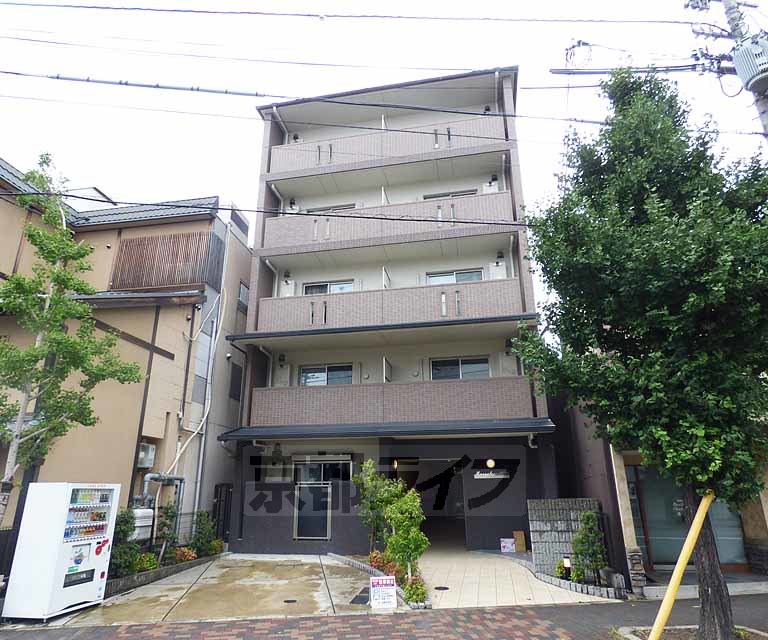 京都市上京区西今小路町のマンションの建物外観