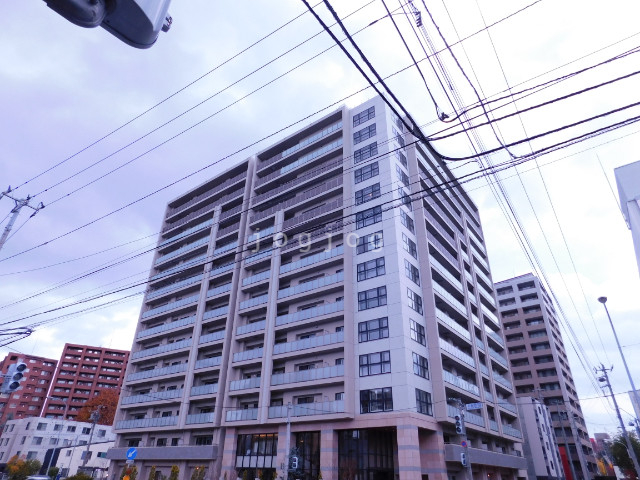 札幌市中央区北六条西のマンションの建物外観