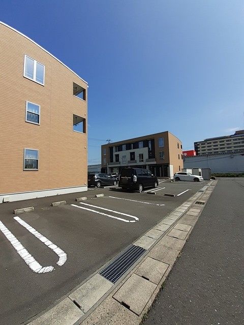 【大崎市古川穂波のアパートの駐車場】