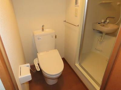 トイレ　トイレ内にお風呂の入口扉があります