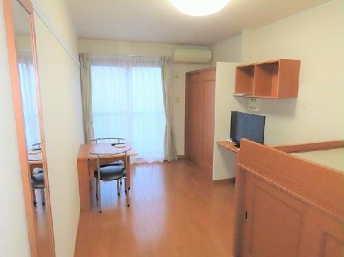 居室・リビング　カーテンやテーブル、テレビも備え付けです