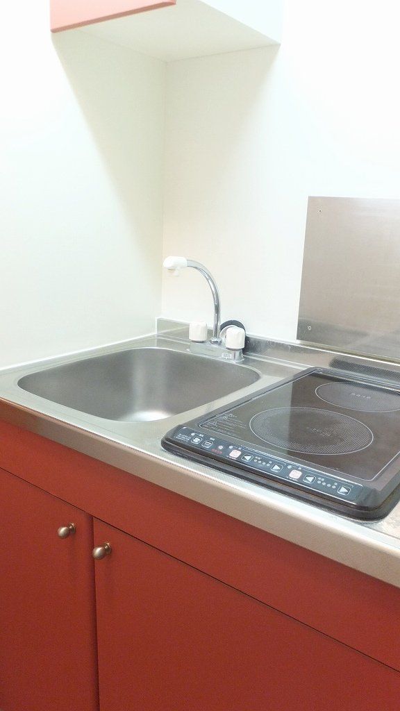 キッチン　2口の電気コンロ付き