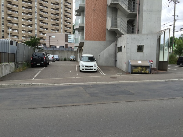 【札幌市厚別区青葉町のマンションの駐車場】