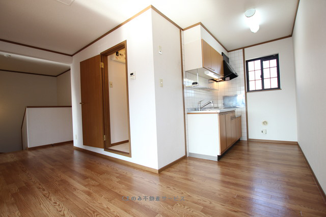 居室・リビング　おしゃれな居間です レアレアK2　201号室　平成24年11