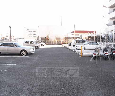 【京都市伏見区下鳥羽北ノ口町のマンションの駐車場】