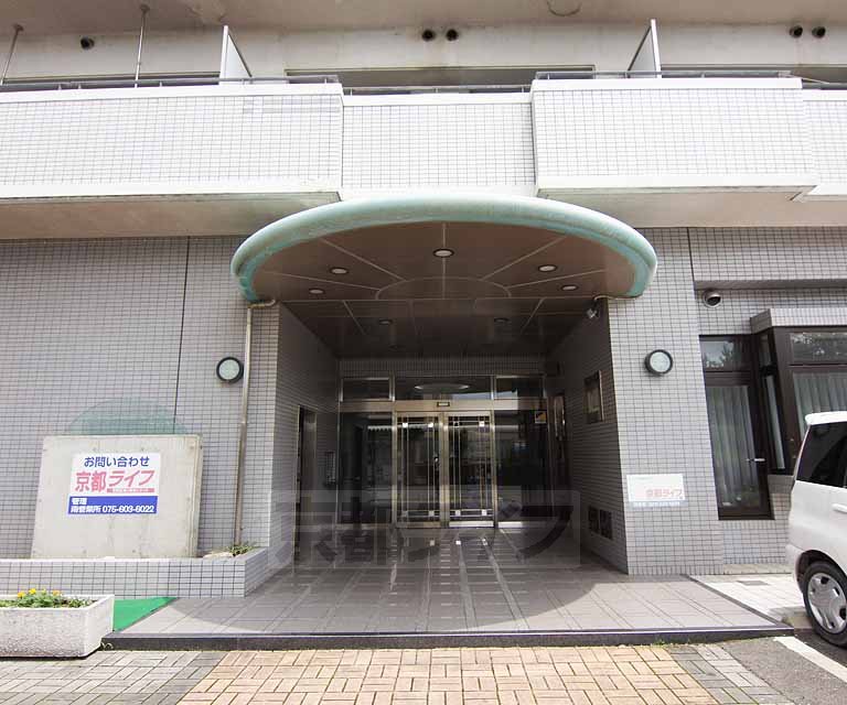 【京都市伏見区下鳥羽北ノ口町のマンションのエントランス】