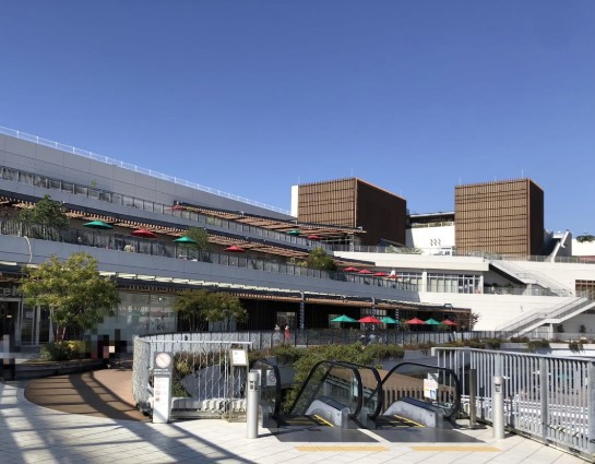 ショッピングセンター　テラスモール湘南（ショッピングセンター）まで451m