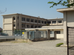 【彦根市野良田町のアパートの小学校】