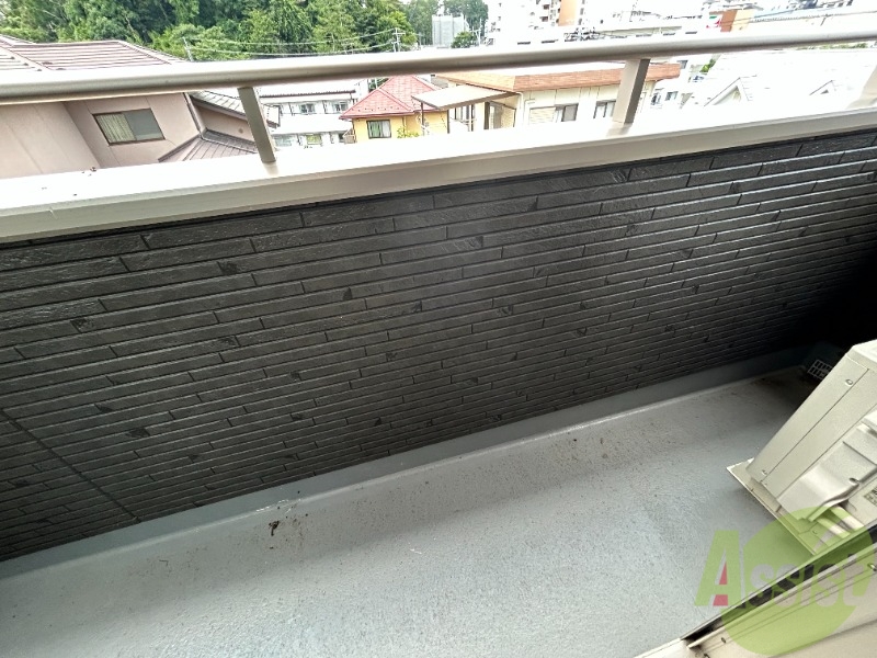 バルコニー　ベランダは洗濯物を干すのに十分な広さがございます。