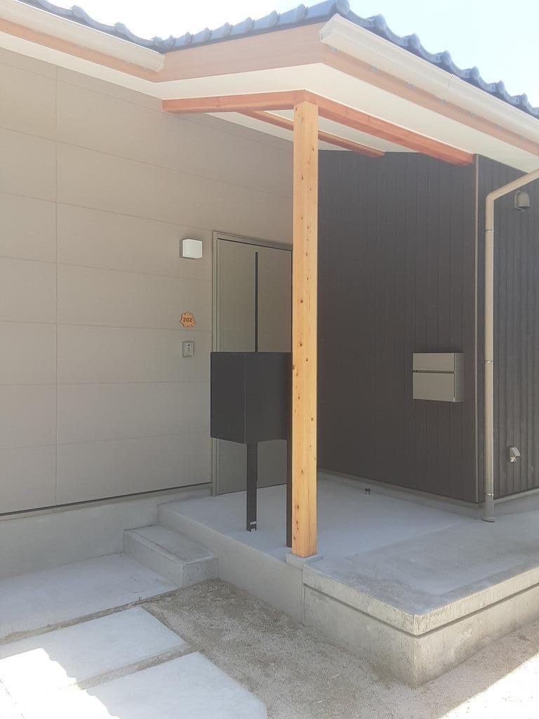 玄関　宅配ボックスも完備しています。