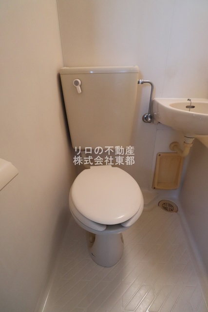 トイレ　白基調で清潔感のあるトイレです♪